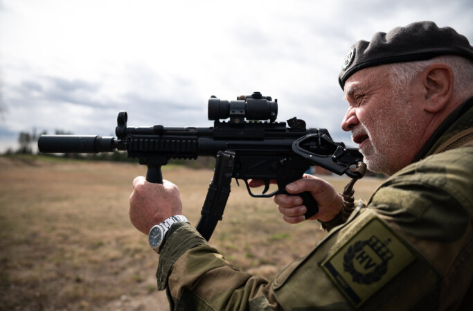 MP-5: Tormod Knutson setter stor pris på dagene på skytebanen. MP-5: Tormod Knutson setter stor pris på dagene på skytebanen.