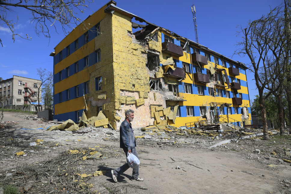 MARIUPOL: En innbygger i Mariupol foran et utbombet hus 29. april.