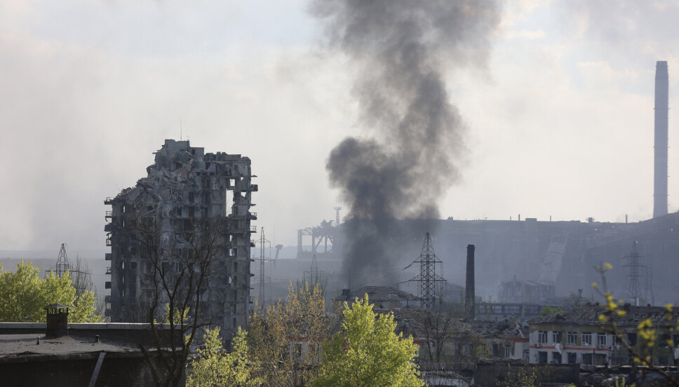 STÅLVERK: Røyk steg opp fra stålverket Azovstal i Mariupol onsdag. Torsdag meldes det om nye angrep.