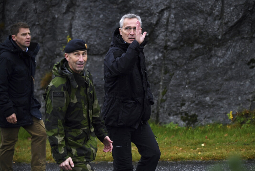 NATO-SJEF: Natos generalsekretær Jens Stoltenberg sammen med den svenske forsvarssjefen Micael Bydén avbildet i forbindelse med øvelse SWENEX i oktober 2021. NATO-SJEF: Natos generalsekretær Jens Stoltenberg sammen med den svenske forsvarssjefen Micael Bydén avbildet i forbindelse med øvelse SWENEX i oktober 2021.