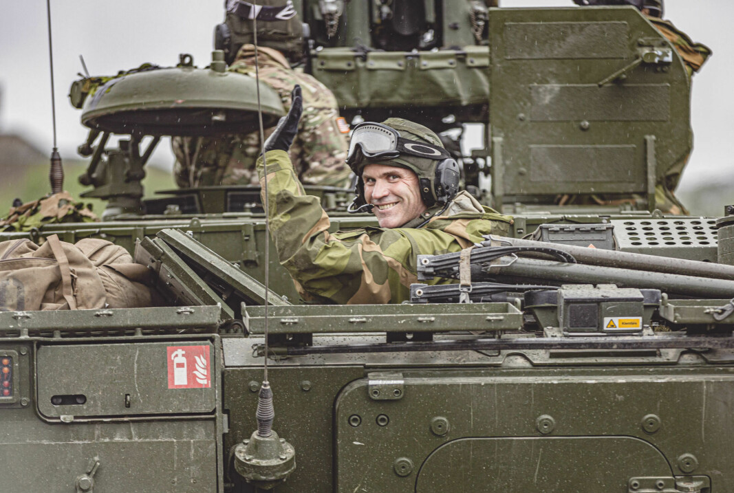 TRIVES: Sjefen for Hæren Lars S. Lervik har tilbrakt mye tid i CV90-familien. Her i en CV90 på Porsangmoen. TRIVES: Sjefen for Hæren Lars S. Lervik har tilbrakt mye tid i CV90-familien. Her i en CV90 på Porsangmoen.