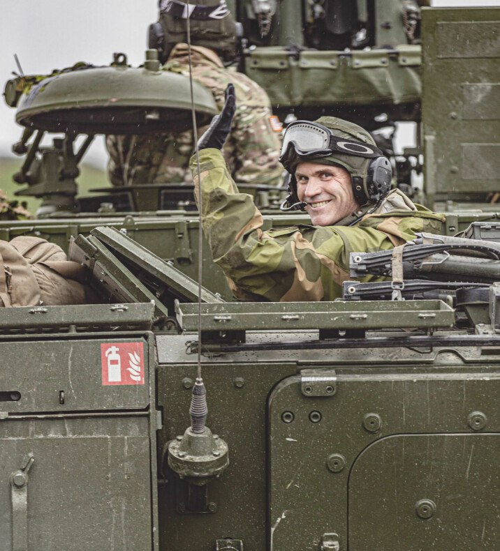 TRIVES: Sjefen for Hæren Lars S. Lervik har tilbrakt mye tid i CV90-familien. Her i en CV90 på Porsangmoen.