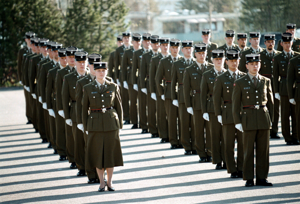MANGLER FOLK: Selv om det utdannes nye offiserer ved krigsskolen på Linderud hvert år, sliter Forsvaret med å bemanne. Bildet er brukt som illustrasjon.