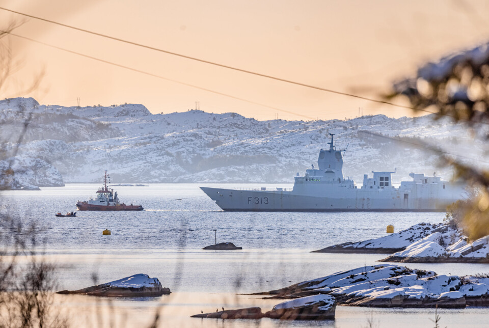 SLEPES: Fregatten Helge Ingstad under slep til destruering på Hanøytangen.