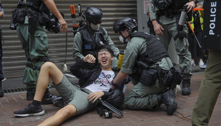 PROTESTER: Bildet viser en reporter som ble peppersprayet under en protest i Hong Kong i 2020. PROTESTER: Bildet viser en reporter som ble peppersprayet under en protest i Hong Kong i 2020.