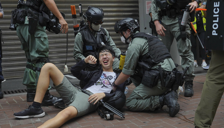 PROTESTER: Bildet viser en reporter som ble peppersprayet under en protest i Hong Kong i 2020.