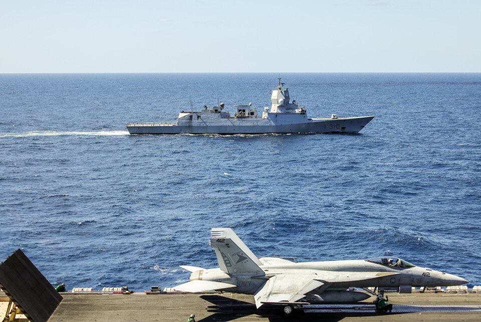 MIDDELHAVET: Fregatten KNM Fridtjof Nansen seiler ved siden av hangarskipet USS Harry S. Truman i Middelhavet.