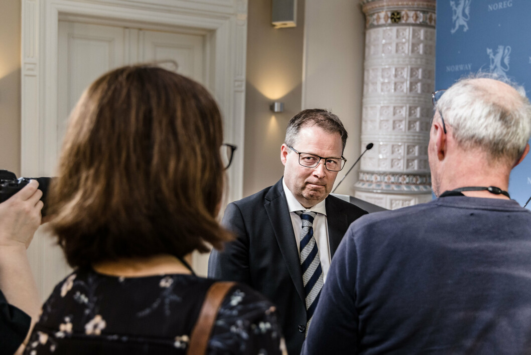SKRIBENTEN: Forsvarsministeren Bjørn Arild Gram (Sp). Her er han avbildet under en pressekonferanse i april.