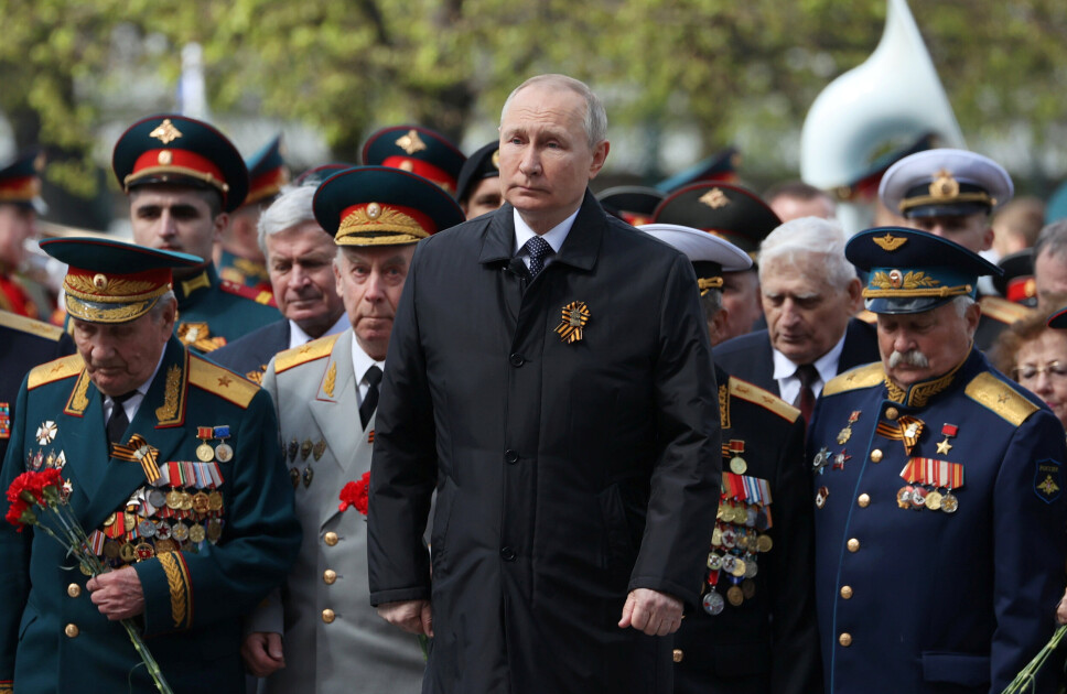 TALE: Russland president Vladimir Putin under kransenedleggelsen på den ukjente soldats grav i Moskva under mandagens markeringen av 77-årsdagen for slutten på annen verdenskrig.