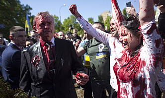 Demonstranter i Warszawa kastet rød maling på russisk ambassadør
