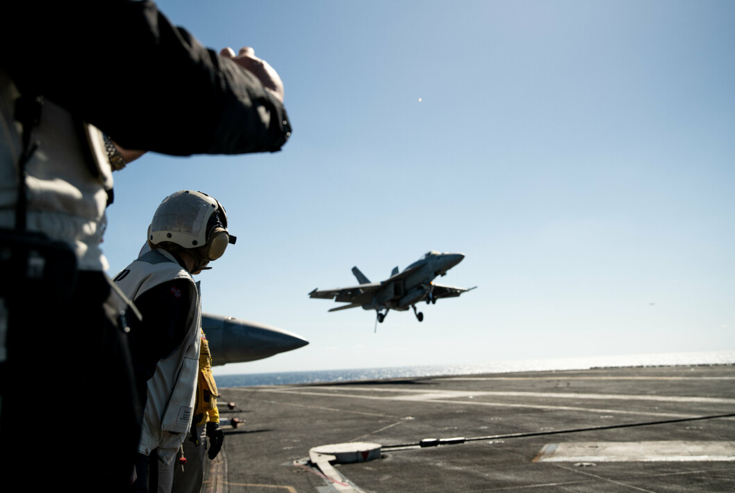 LANDING: Wiren ligger klar til å stoppe F/A-18-kampflyet på vei inn til landing.