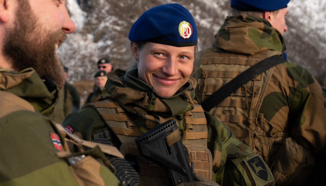 Silje Skarsbakk er troppssersjant i utskytingstroppen. Hun har ansvaret for å sette High Mobility Launcher-systemet i operativ stand, klar for utskyting. Silje Skarsbakk er troppssersjant i utskytingstroppen. Hun har ansvaret for å sette High Mobility Launcher-systemet i operativ stand, klar for utskyting.