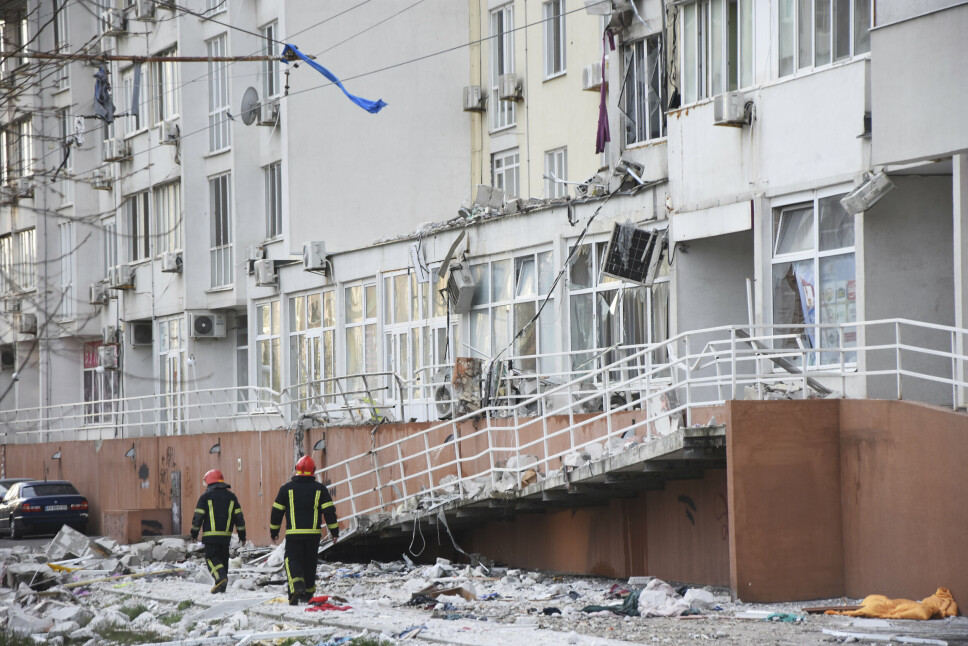 ØDELAGT: Brannmenn utenfor en bygning i Odesa som ble rammet av et russisk angrep 23. april. 9. mai angrep Russland igjen den ukrainske byen.