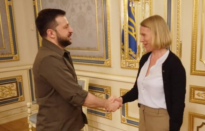 MØTES: Utenriksminister Anniken Huitfeldt hilser på Ukrainas president Volodymyr Zelenskyj under et besøk i Kyiv i Ukraina søndag 8. mai. MØTES: Utenriksminister Anniken Huitfeldt hilser på Ukrainas president Volodymyr Zelenskyj under et besøk i Kyiv i Ukraina søndag 8. mai.