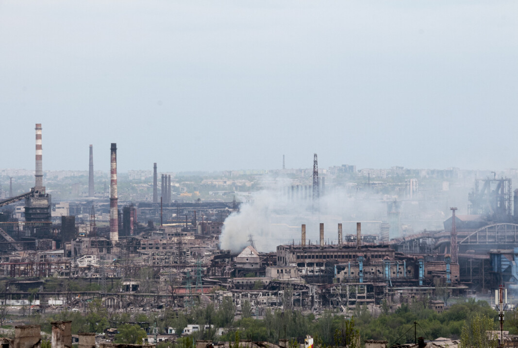 SPERRET INNE: Det er omlag 1000 ukrainske soldater som er sperret inne i stålverket Azovstal i Mariupol. Ukraina, FN og Den internasjonale Røde Kors-komiteen har jobbet i spreng med forhandlinger for å få disse soldatene ut. SPERRET INNE: Det er omlag 1000 ukrainske soldater som er sperret inne i stålverket Azovstal i Mariupol. Ukraina, FN og Den internasjonale Røde Kors-komiteen har jobbet i spreng med forhandlinger for å få disse soldatene ut.