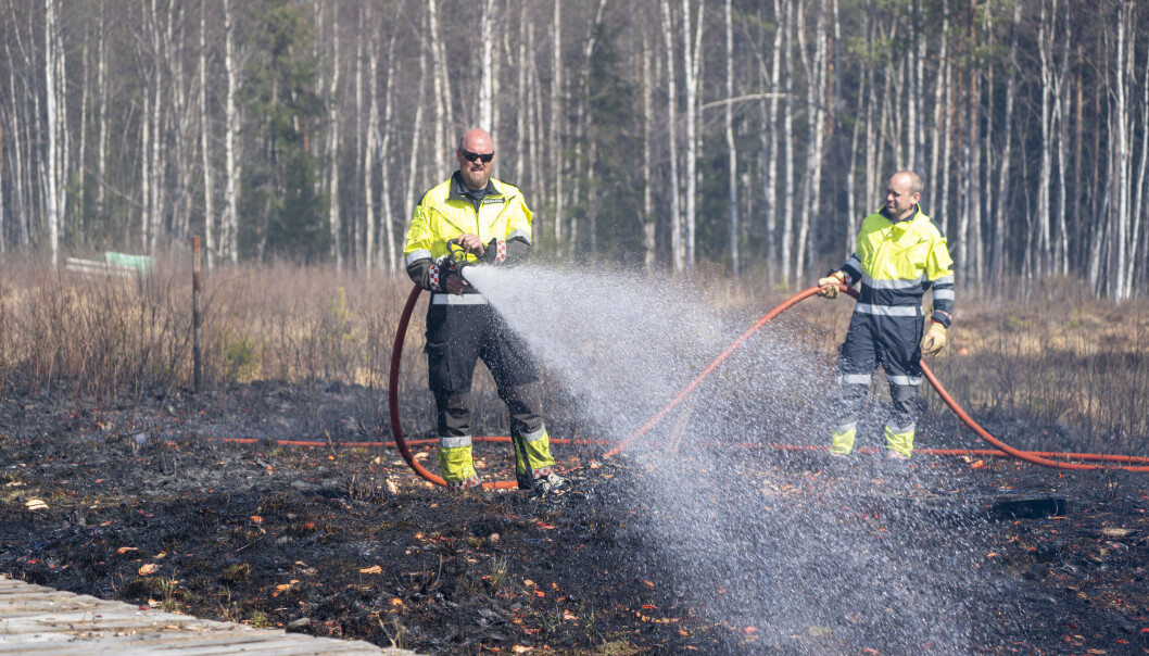 BRANNSLUKKING: Nødetatene og Forsvaret jobbet iherdig for å få slukket brannen som oppsto rundt Terningmoen skytefelt i Elverum. BRANNSLUKKING: Nødetatene og Forsvaret jobbet iherdig for å få slukket brannen som oppsto rundt Terningmoen skytefelt i Elverum.