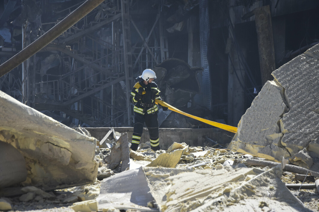 FLERE TUSEN DØDE: FN har dokumentert over tre tusen sivile dødsfall, siden Russland invaderte Ukraina. Bildet er av en ukrainsk brannmann som jobber på en ødelagt bygning, nær Odesa i Ukraina.