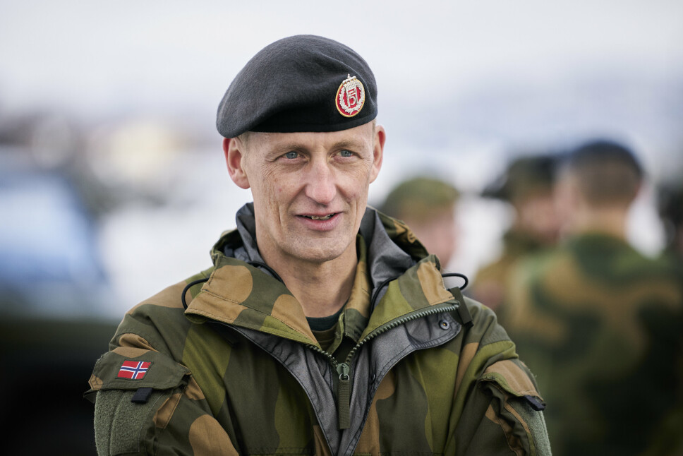 TAKKER: Forsvarssjef Eirik Kristoffersen takker Julie Sandanger, som sto frem med sin historie.