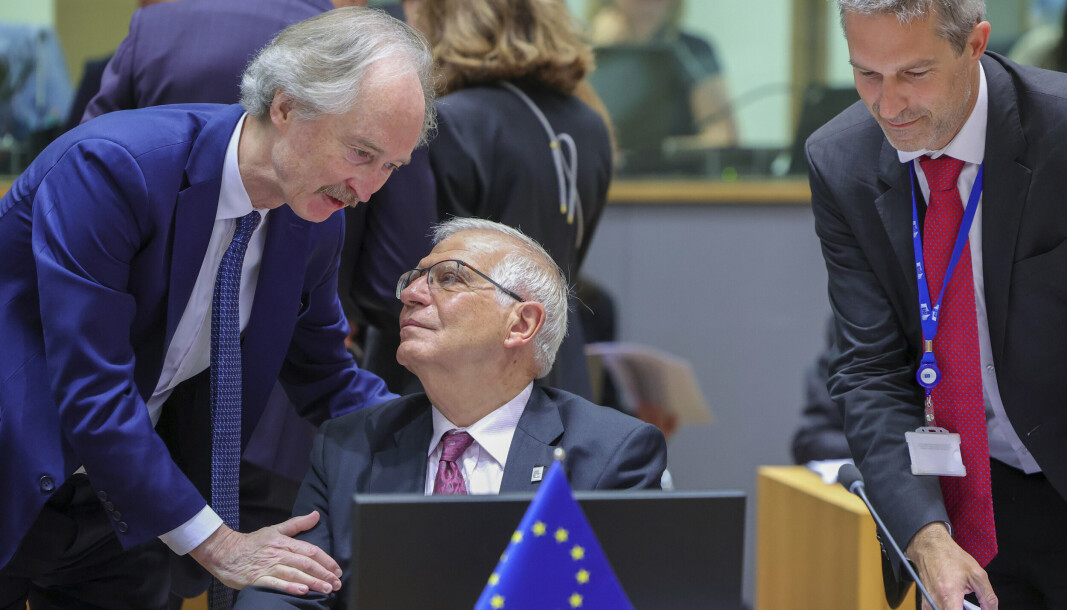 STØTTE: Den norske diplomaten Geir O. Pedersen (til venstre) snakker med EUs høye representant for utenriks- og sikkerhetspolitikk, Josep Borrell før et møte i Europabygningen i Brussel, Tirsdag 10.mai.