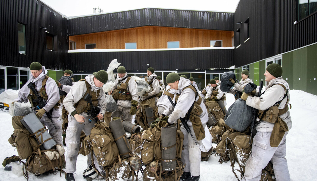 GRENSETJENESTE: Vernepliktige kontrollerer patruljeringsutstyr på Pasvik grensestasjon.