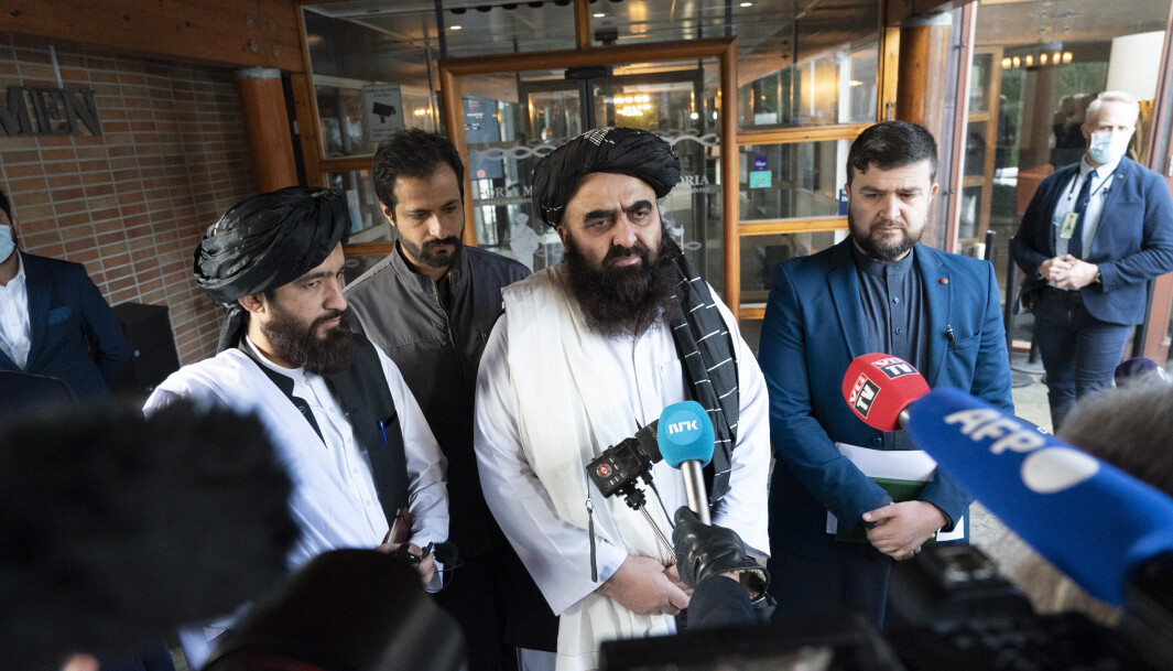 DELEGASJON: Flere Taliban-topper var på besøk i Norge i januar. Her svarer Talibans Amir Khan Muttaqi på spørsmål utenfor Soria Moria hotell. DELEGASJON: Flere Taliban-topper var på besøk i Norge i januar. Her svarer Talibans Amir Khan Muttaqi på spørsmål utenfor Soria Moria hotell.