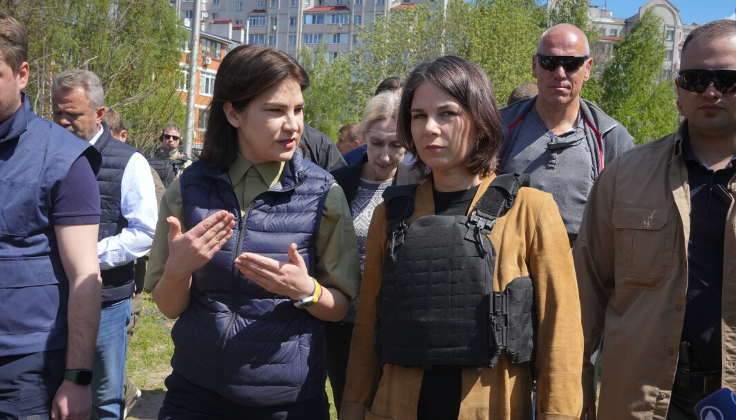 UKRAINSK STATSADVOKAT: Den ukrainske statsadvokaten Iryna Venediktova sammen med den tyske utenriksministeren Annalena Baerbock står nær en massegrav i Butsja. Bildet er tatt 10.mai 2022. UKRAINSK STATSADVOKAT: Den ukrainske statsadvokaten Iryna Venediktova sammen med den tyske utenriksministeren Annalena Baerbock står nær en massegrav i Butsja. Bildet er tatt 10.mai 2022.
