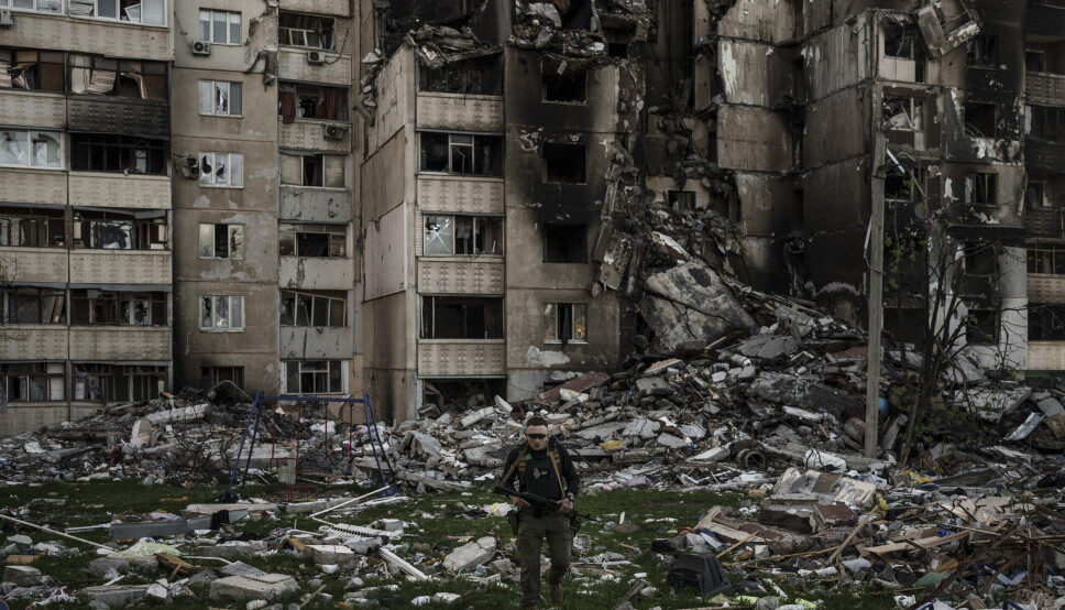STORE ØDELEGGELSER: En ukrainsk soldat står ved en bygning nær Kharkiv, etter Russlands bombeangrep i distriktet.