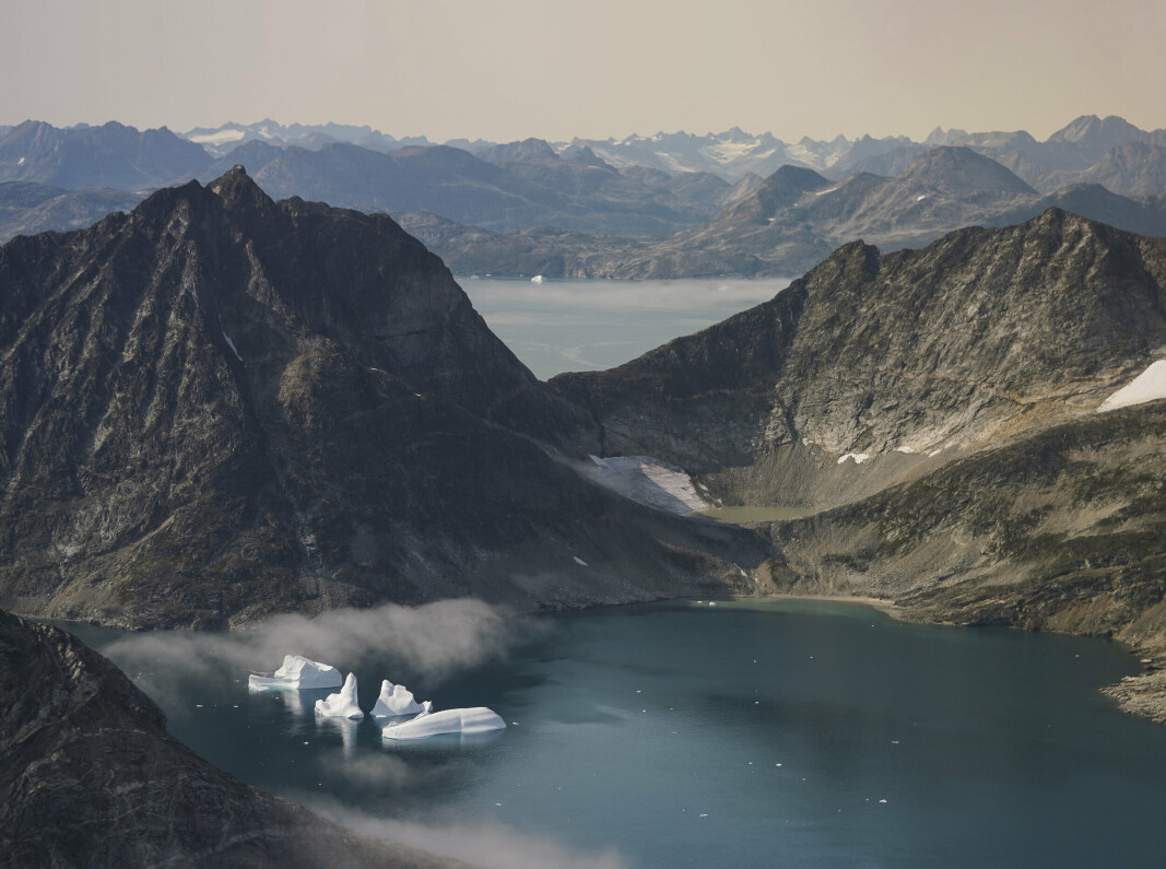 SAMELTING: I dette arkivbildet 14. august 2019 er isfjell fotografert fra vinduet på et fly som frakter NASA-forskere på et oppdrag for å spore smeltende is øst i Grønland.