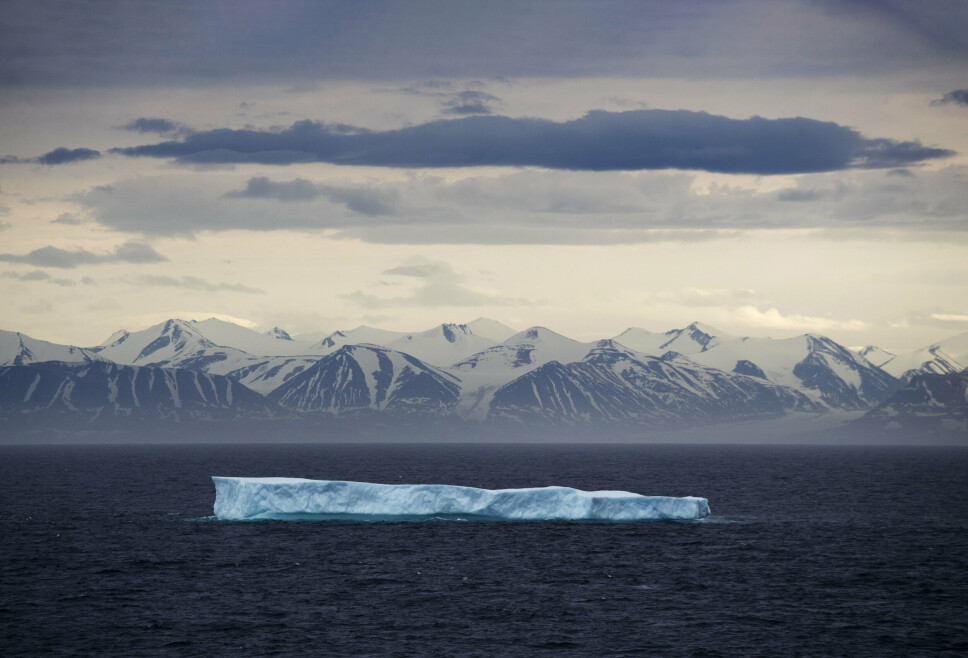 ISFJELL: På dette arkivbildet 24. juli 2017 flyter et isfjell forbi Bylot Island i det kanadiske polararkipelet.