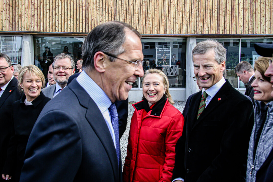 GOD TONE: Latteren satt løst etter spektakulær båtsafari langs isfjellene utenfor Nuuk. Utenriksministrene i Arktisk råds medlemsland er klare for innendørs toppmøte, og Russlands Sergej Lavrov går i motsatt retning av Danmarks Lene Espersen (t.v), USAs Hollary Clinton og Norges Jonas Gahr Støre. GOD TONE: Latteren satt løst etter spektakulær båtsafari langs isfjellene utenfor Nuuk. Utenriksministrene i Arktisk råds medlemsland er klare for innendørs toppmøte, og Russlands Sergej Lavrov går i motsatt retning av Danmarks Lene Espersen (t.v), USAs Hollary Clinton og Norges Jonas Gahr Støre.
