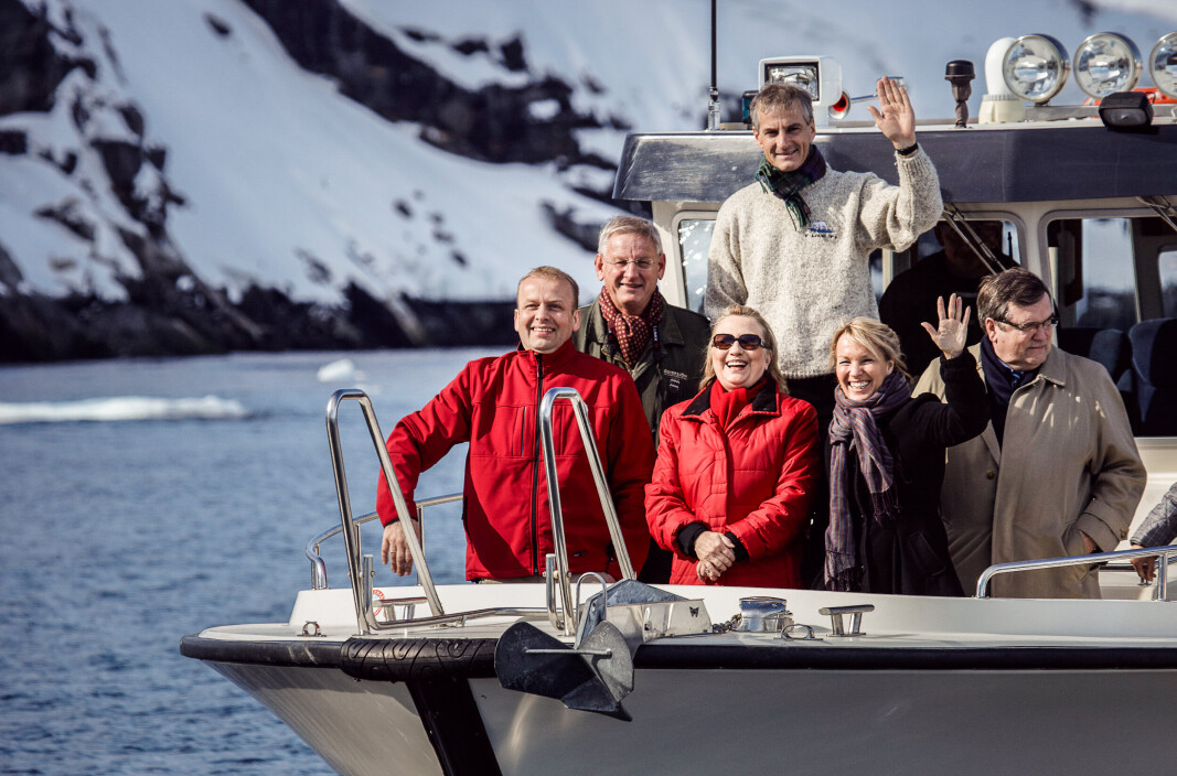 Daverende utenriksminister i USA, Hillary Clinton, danmarks utenriksminister Lene Espersen, sveriges utenriksminister Carl Bildt, islands utenriksminister Ossur Skarphadinsson og norges utenriksminister Jonas Gahr Støre fotografert under en båttur utenfor Nuuk i forbindelse med Arktisk råds møte i 2011. Daverende utenriksminister i USA, Hillary Clinton, danmarks utenriksminister Lene Espersen, sveriges utenriksminister Carl Bildt, islands utenriksminister Ossur Skarphadinsson og norges utenriksminister Jonas Gahr Støre fotografert under en båttur utenfor Nuuk i forbindelse med Arktisk råds møte i 2011.