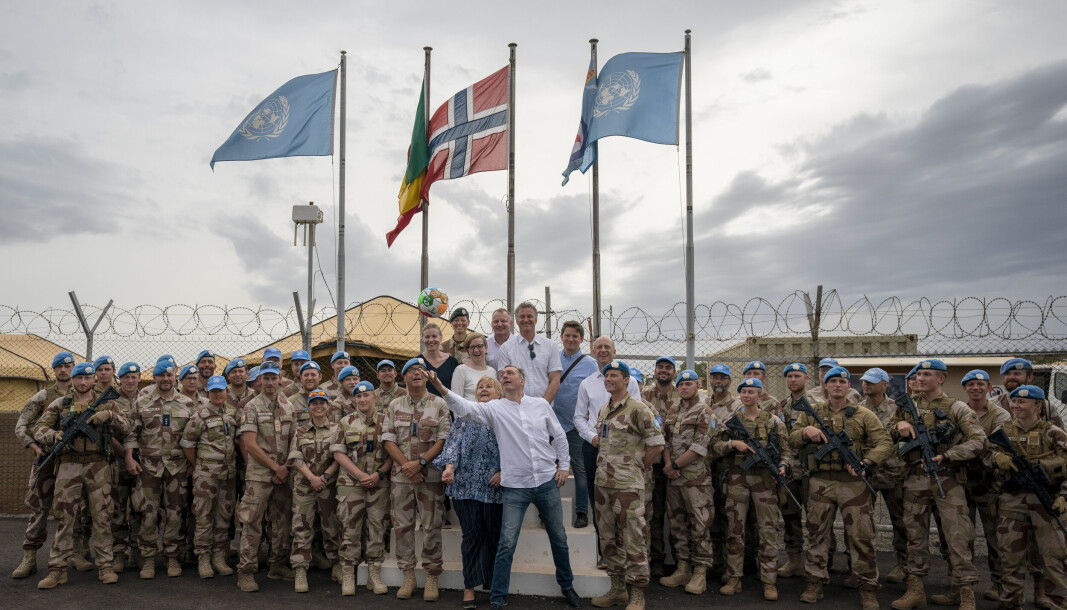 CAMP BIFROST: Tidligere statsminister Erna Solberg og forsvarsminister Frank Bakke-Jensen blant norske FN-soldater i Camp Bifrost i Bamako. CAMP BIFROST: Tidligere statsminister Erna Solberg og forsvarsminister Frank Bakke-Jensen blant norske FN-soldater i Camp Bifrost i Bamako.