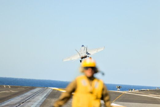 TAKEOFF: Et fly av typen F/A-18 tar av fra dekket på USS Harry S. Truman. TAKEOFF: Et fly av typen F/A-18 tar av fra dekket på USS Harry S. Truman.