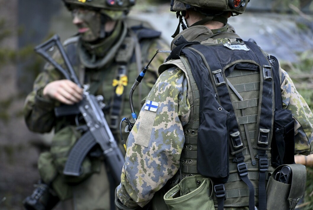 NATO-PARTNERE: Finske soldater på øvelse 4. mai. Russlands forsvarsminister Sergej Sjojgu hevder spenningen stiger vest i Russland med muligheten for at Sverige og Finland slutter seg til Nato.