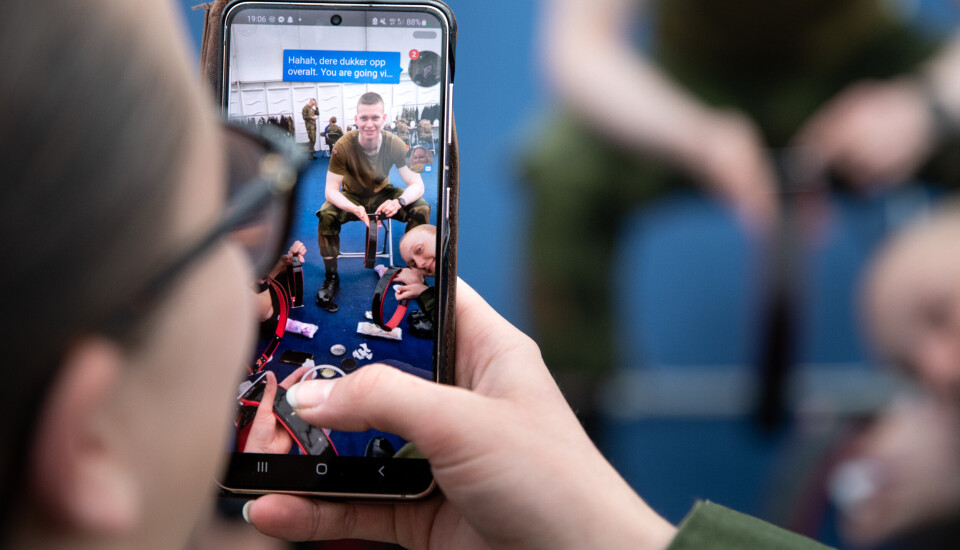 «DERE ER OVERALT»: Meldinger tikker inn på mobilene til gardistene og mange har fått med seg videoen som skaper stor begeistring, blant familie og venner.