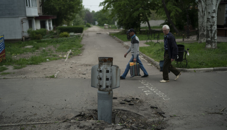 LUHANSK: To personer går forbi et missil i Luhansk.