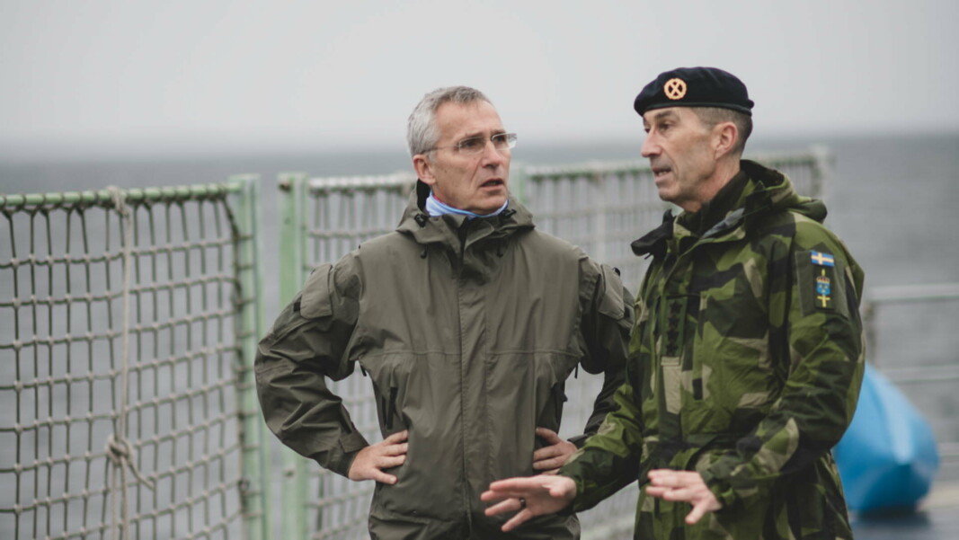 Natos generalsekretær Jens Stoltenberg i samtale med Sveriges forsvarssjef Micael Bydén under øvelsen Swenex 2021.
