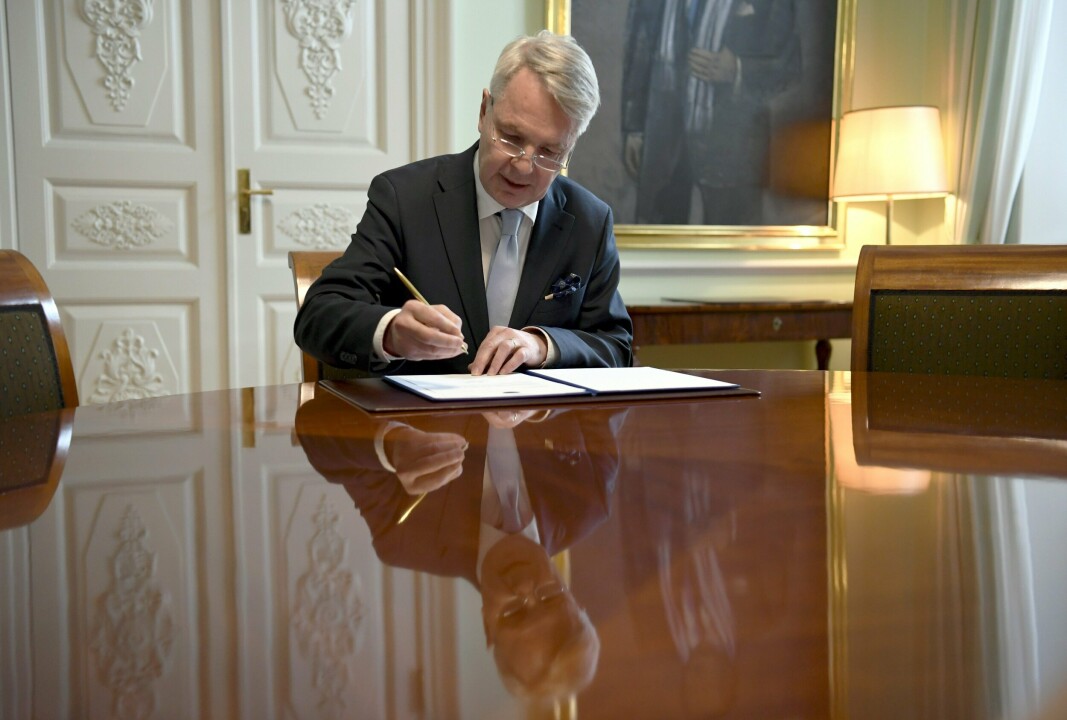 SØKNAD: Utenriksminister Pekka Haavisto undertegnet den finske Nato-søknaden i Helsingfors tirsdag.