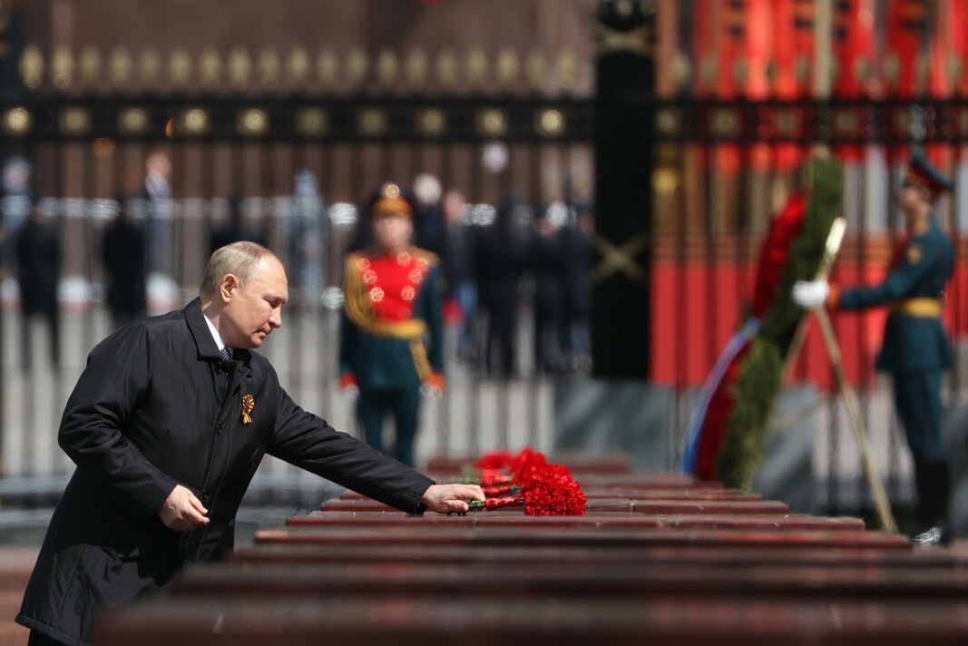 UKJENT SOLDAT: Vladimir Putin legger blomster på Den ukjente soldats grav under frigjøringsdagen fra 2. verdenskrig 9. mai.