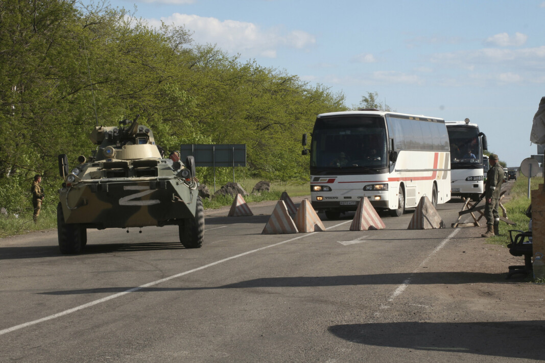STRAFFELEIR: Busse frakter ukrainske soldater fra stålverket Azovstal i Mariupol til i Olenivka 17. mai