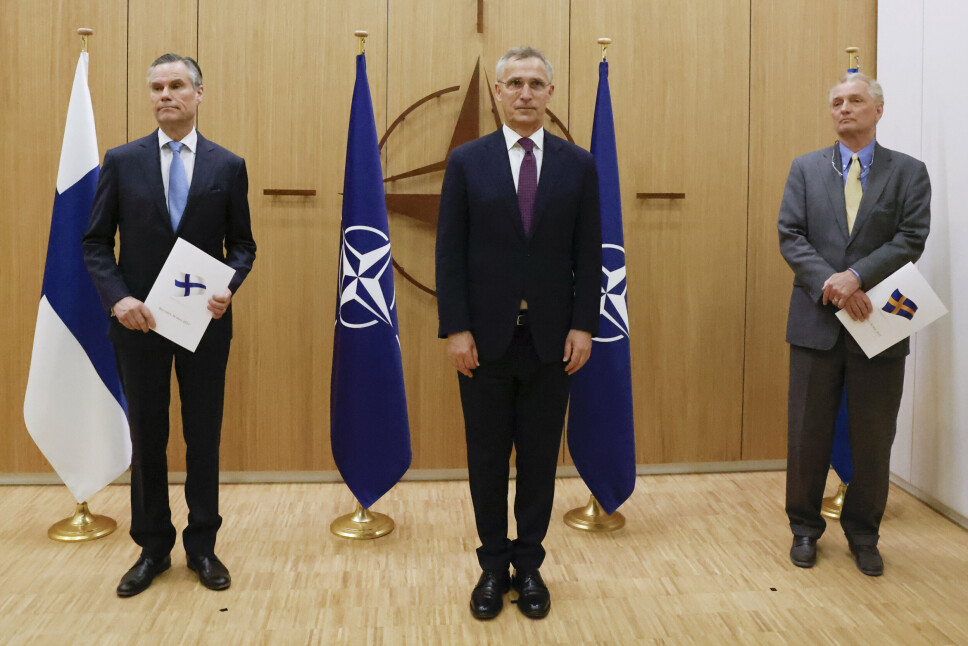 SØKNADER: Natos generalsekretær Jens Stoltenberg flankert av Finlands Nato-ambassadør Klaus Korhonen (t.v.) og den svenske Nato-ambassadøren Axel Wernhoff. Ambassadørene overleverte sine respektive Nato-søknader under en enkel seremoni i Brussel onsdag.