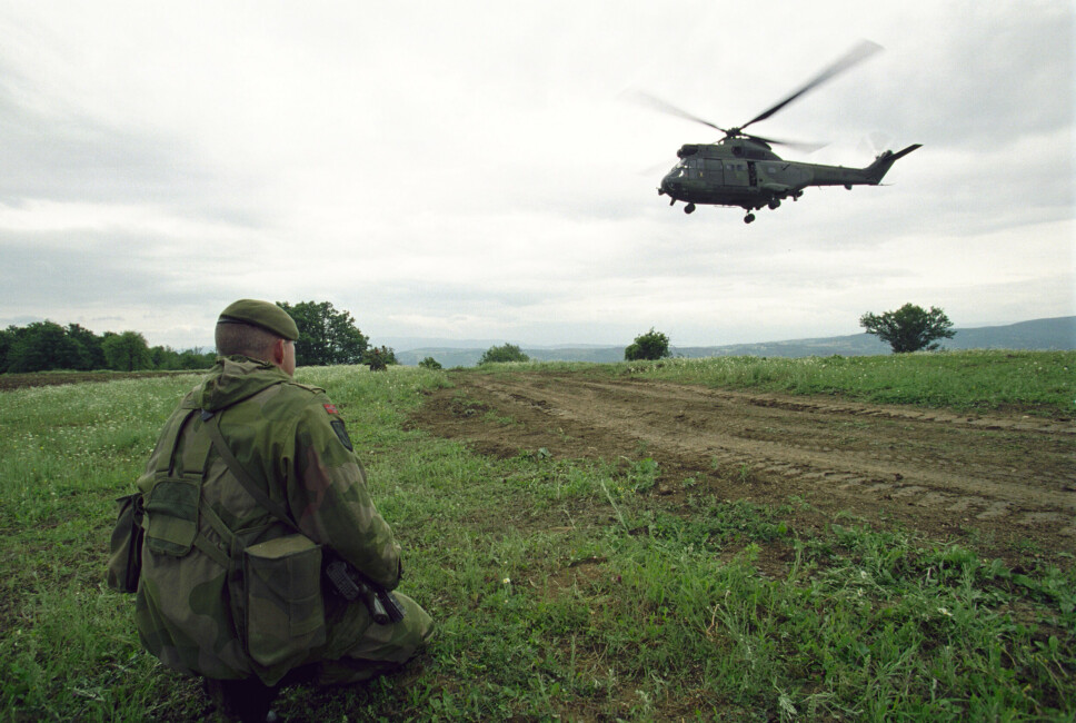 BALKAN: Norge deltok i Nato-operasjonen i Kosovo fra 1999. Norske soldater i beredskapsstyrken Task Force Viking er vakter nær et britisk helikopter som lander.