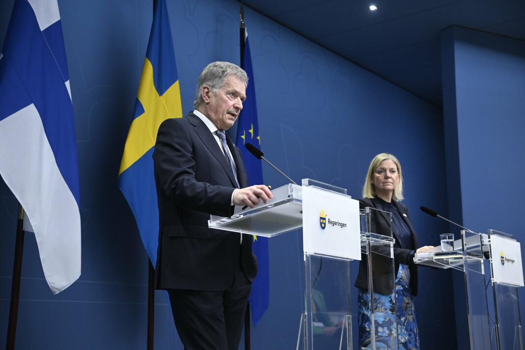 PRESSEKONFERANSE: Finlands president Sauli Niinisto, til venstre, og Sveriges statsminister Magdalena Andersson holdt en pressekonferanse i Stockholm tirsdag 17. mai.