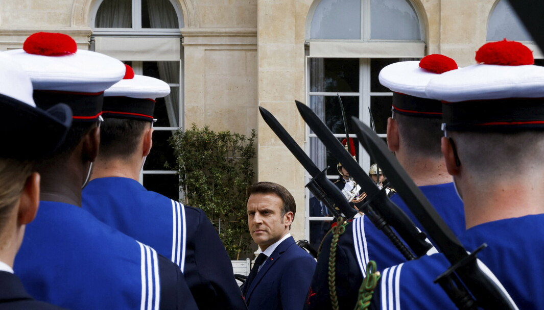 DIPLOMATI: Frankrikes president, Emmanuel Macron, ble nylig gjenvalgt og inspiserte soldater under en seremoni i Paris 7. mai. Macron har tidligere vært i dialog med Vladimir Putin for å få slutt på krigen i Ukraina.