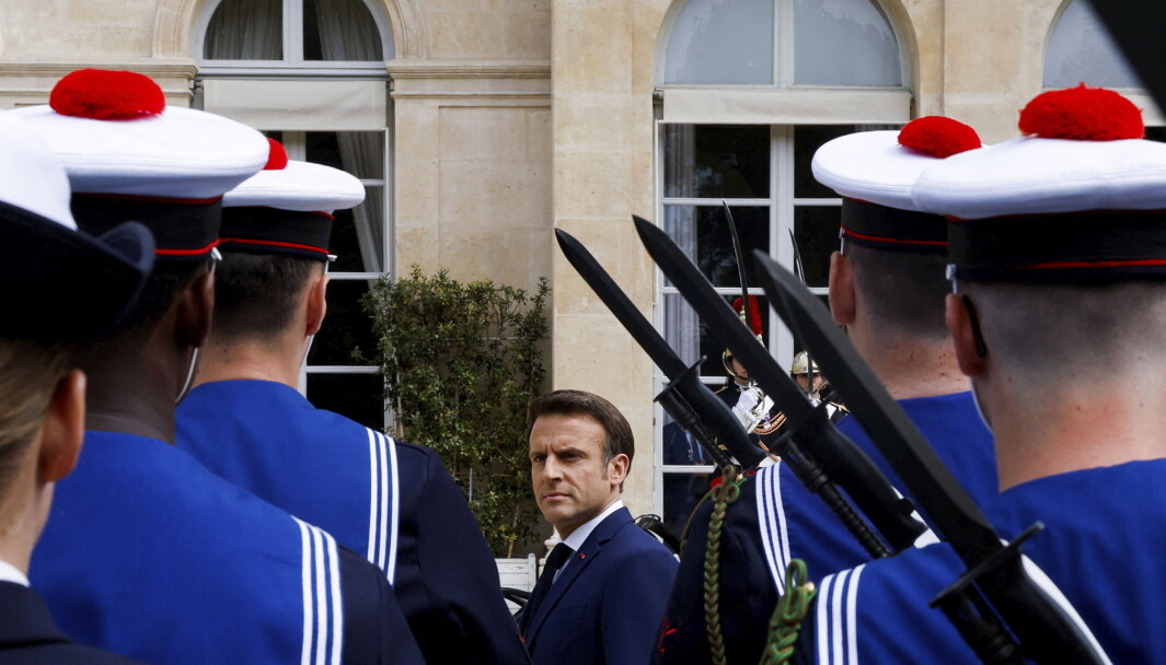 DIPLOMATI: Frankrikes president, Emmanuel Macron, ble nylig gjenvalgt og inspiserte soldater under en seremoni i Paris 7. mai. Macron har tidligere vært i dialog med Vladimir Putin for å få slutt på krigen i Ukraina. DIPLOMATI: Frankrikes president, Emmanuel Macron, ble nylig gjenvalgt og inspiserte soldater under en seremoni i Paris 7. mai. Macron har tidligere vært i dialog med Vladimir Putin for å få slutt på krigen i Ukraina.