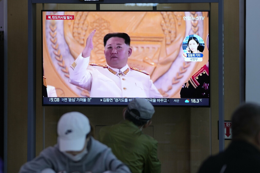 TEST: Folk ser på nyhetene på TV at Nord-Korea har avfyrt raketter tidligere i år. Nå melder sørkoreansk etterretning at Nord-Korea skal gjennomføre en test av atomvåpen.