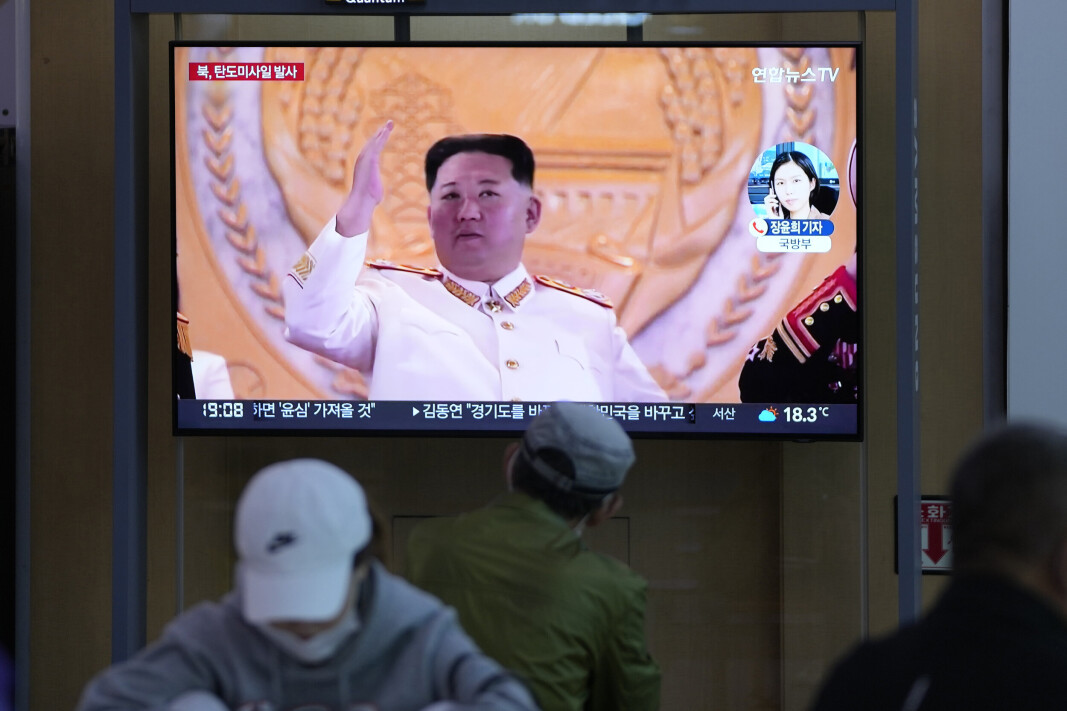 TEST: Folk ser på nyhetene på TV at Nord-Korea har avfyrt raketter tidligere i år. Nå melder sørkoreansk etterretning at Nord-Korea skal gjennomføre en test av atomvåpen. TEST: Folk ser på nyhetene på TV at Nord-Korea har avfyrt raketter tidligere i år. Nå melder sørkoreansk etterretning at Nord-Korea skal gjennomføre en test av atomvåpen.