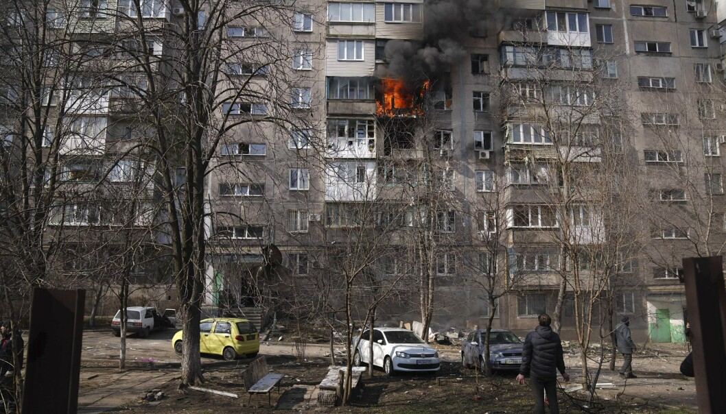 VÅPEN: En brennende bygning etter et angrep i Mariupol 13. mars.