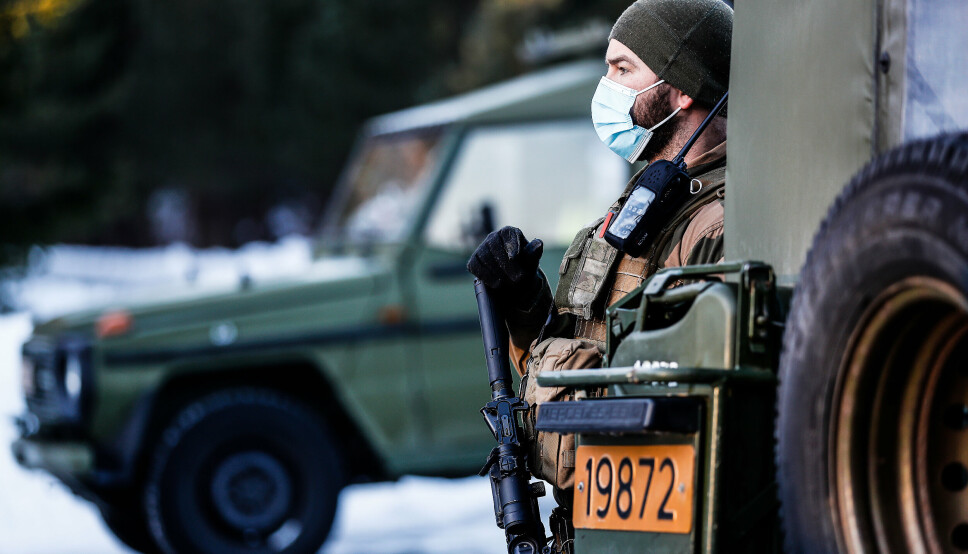 TURNUS: En soldat står vakt ved Gardermoen flystasjon