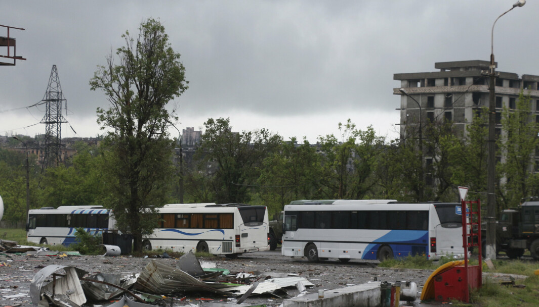 STÅLVERKET: Busser venter på å frakte ukrainske soldater fra Azovstal i Mariupol.